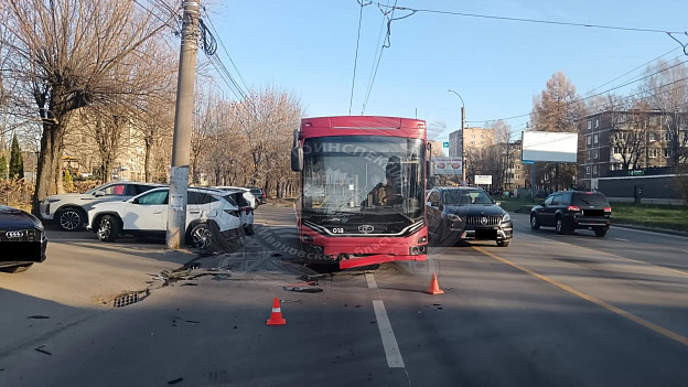 В Иванове сдававший назад «Хёндэ» врезался в «Адмирал» и отлетел на «Эксид»